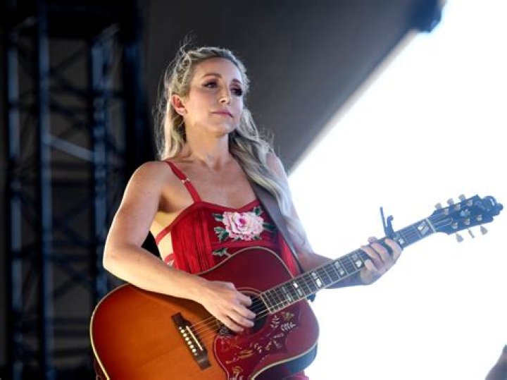 Ashley Monroe Biography, Age, Height, Husband, Net Worth, Family