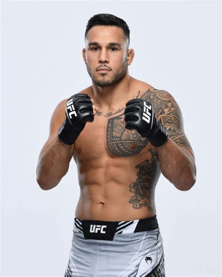 Brad Tavares biografía, edad, altura, esposo, net worth, familia