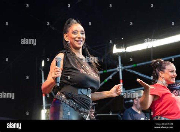 Debbie Sledge biografía, edad, altura, esposa, net worth, familia