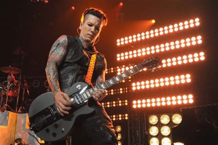 DJ Ashba biografía, edad, altura, esposo, net worth, familia