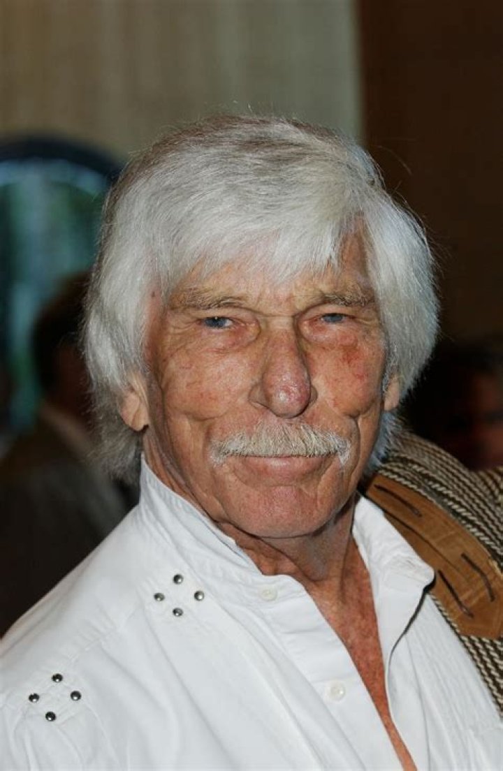 L.Q. Jones Biography, Age, Height, Wife, Net Worth, Family