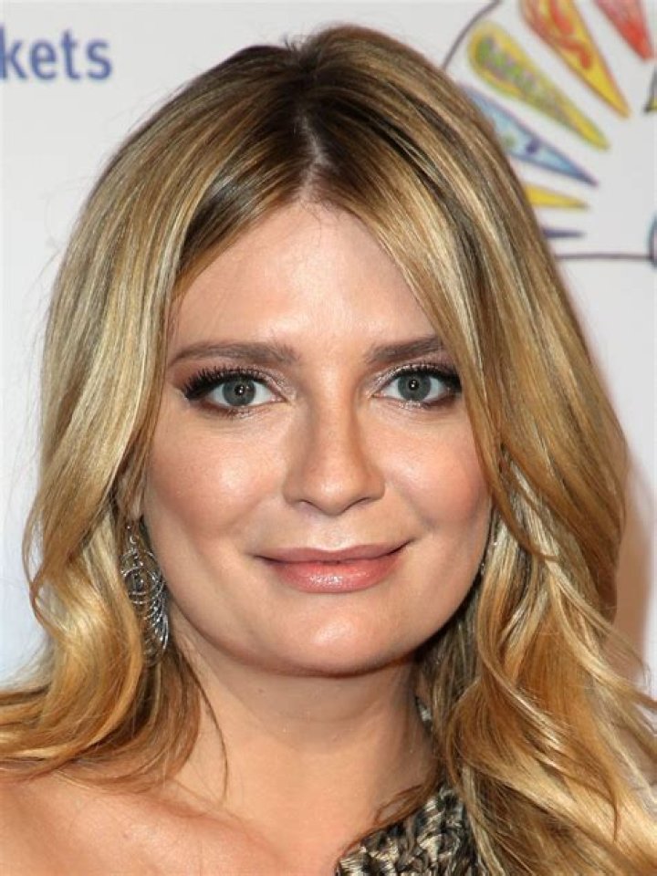Mischa Barton Biography, Age, Height, Husband, Net Worth, Family
