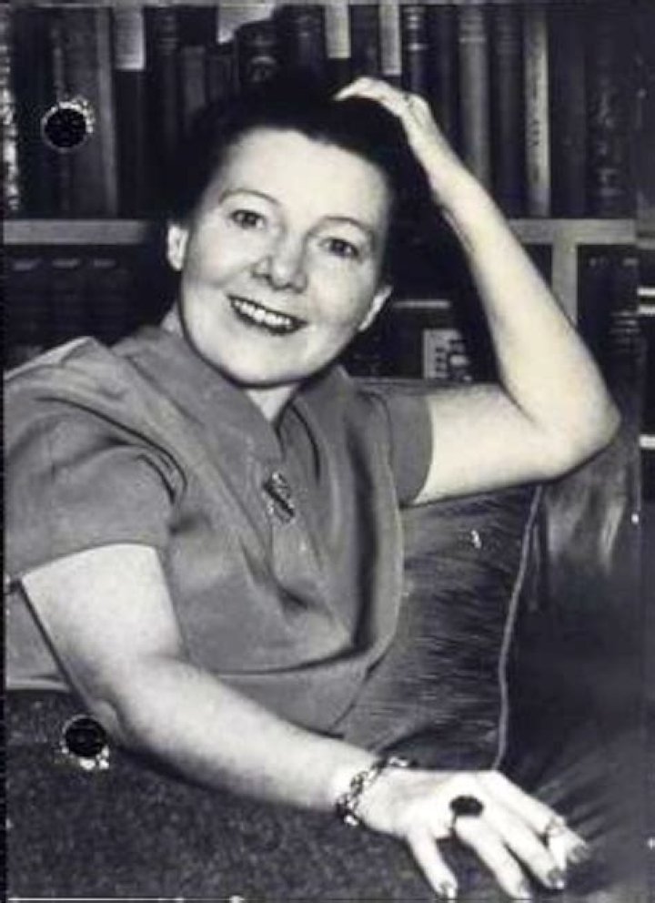 Nellie Burt Biography, Age, Height, Husband, Net Worth, Family