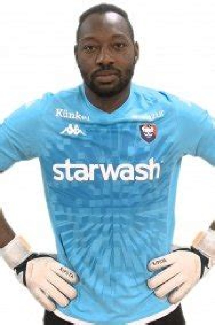 Parfait Mandanda Biography, Age, Height, Wife, Net Worth, Family