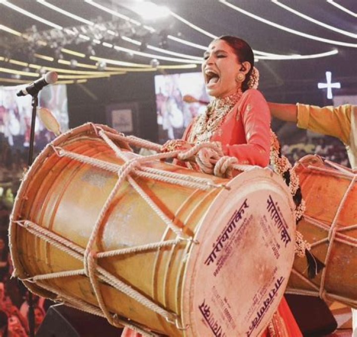 Purva Mantri Biography, Age, Height, Husband, Net Worth, Family