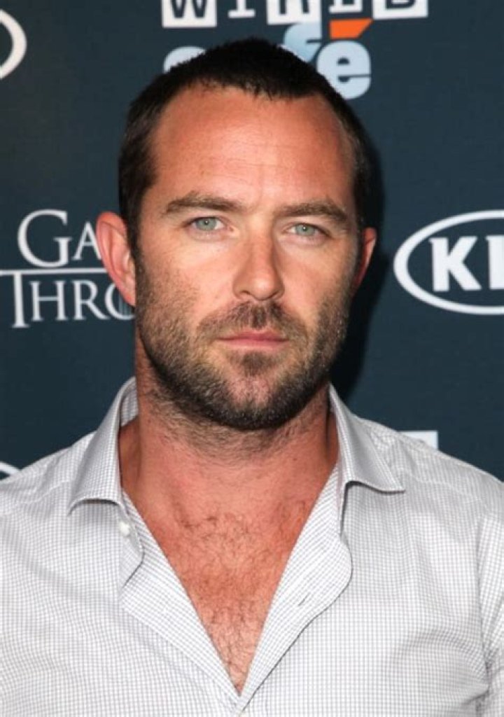 Sullivan Stapleton Biography, Age, Height, Wife, Net Worth, Family