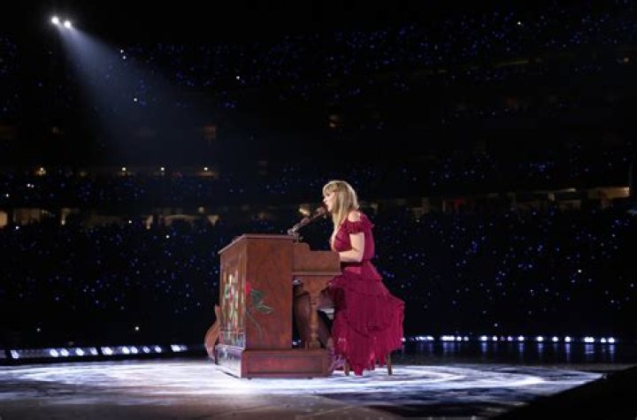 Taylor Swift Biography, Age, Height, Husband, Net Worth, Family