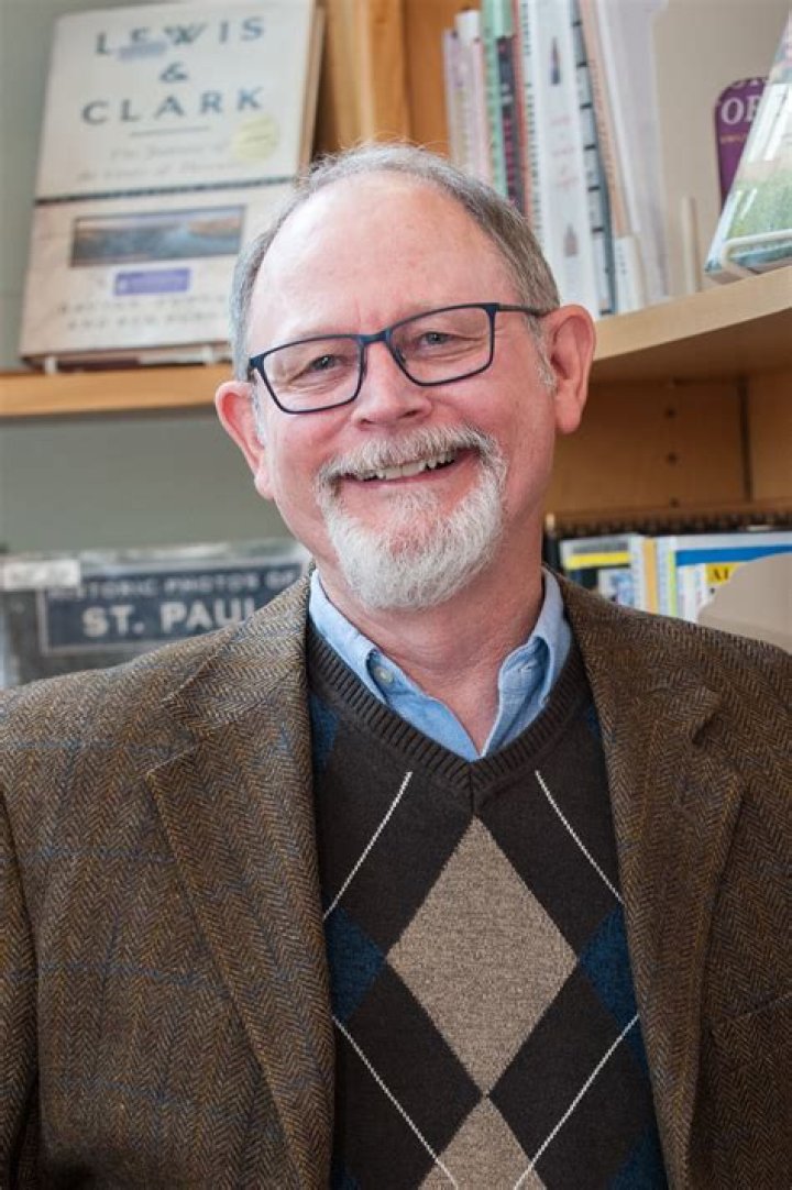 William Kent Krueger biografía, edad, altura, esposo, net worth, familia